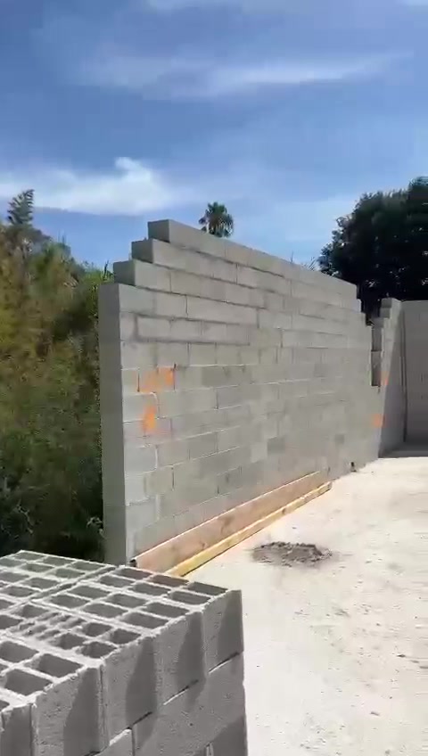 Mur en blocs béton en cours d’élévation