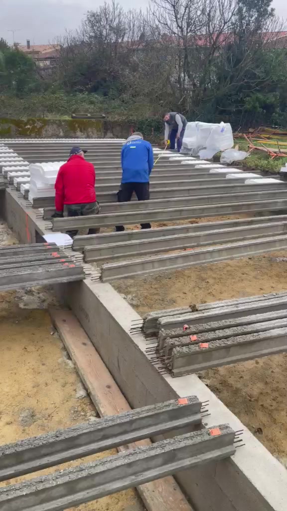 Poutrelles mises en place sur le chantier des deux maisons